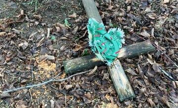 FOTO: Dvaja muži poškodili na cintoríne vo Veľkom Kýre hrobové miesta