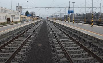 FOTO: Vlaky pri Leviciach majú jazdiť spoľahlivejšie