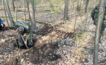 FOTO: V obci Chľaba sa našlo rekordných 180 kusov delostreleckých mín 