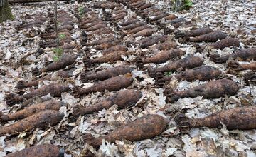 FOTO: V obci Chľaba sa našlo rekordných 180 kusov delostreleckých mín 