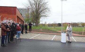 FOTO: Novozámocká nemocnica otvorila nové parkovisko, poslúži zamestnancom 