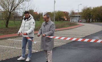 FOTO: Novozámocká nemocnica otvorila nové parkovisko, poslúži zamestnancom 