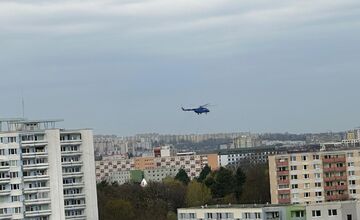 FOTO: Vrtuľník v centre Nitry vzbudil nečakanú pozornosť. 