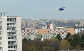 FOTO: Vrtuľník v centre Nitry vzbudil nečakanú pozornosť. 
