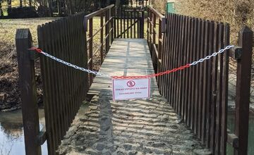 FOTO: Prístupový mostík k vysunutej expozícii Múzea Levice je pre poškodenie uzavretý