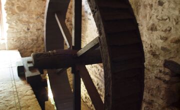 FOTO: Prístupový mostík k vysunutej expozícii Múzea Levice je pre poškodenie uzavretý