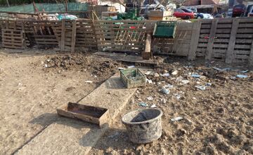 FOTO: Hospodárske zvieratá v Golianove žili v otrasných podmienkach, bez potravy a medzi tisíckami rúšok