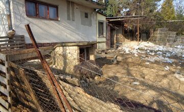 FOTO: Hospodárske zvieratá v Golianove žili v otrasných podmienkach, bez potravy a medzi tisíckami rúšok