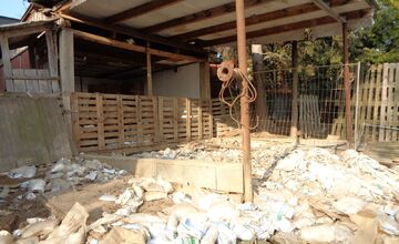 FOTO: Hospodárske zvieratá v Golianove žili v otrasných podmienkach, bez potravy a medzi tisíckami rúšok