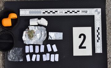 FOTO: Kriminalisti zadržali v Topoľčanoch muža, je podozrivý z obchodovania s heroínom