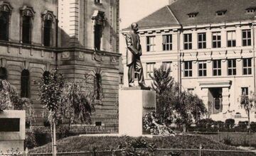 FOTO: Mala by sa socha Masaryka vrátiť pred súd v Nitre?