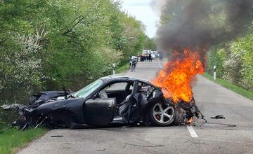 FOTO: Vážna nehoda medzi Žemberovcami a Ladzanmi: Porsche začalo po náraze horieť