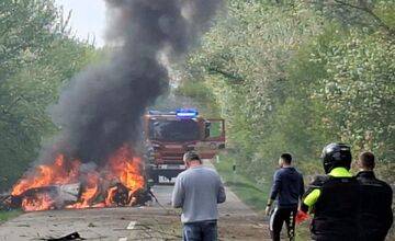 FOTO: Vážna nehoda medzi Žemberovcami a Ladzanmi: Porsche začalo po náraze horieť