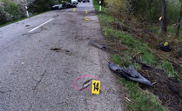 FOTO: Vážna nehoda medzi Žemberovcami a Ladzanmi: Porsche začalo po náraze horieť