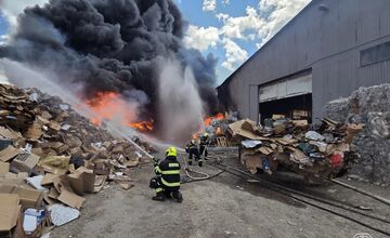 FOTO: Požiar v areáli spoločnosti v obci Bajč