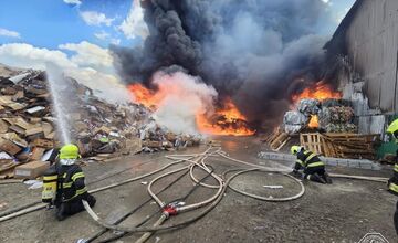 FOTO: Požiar v areáli spoločnosti v obci Bajč