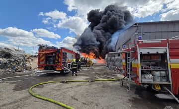 FOTO: Požiar v areáli spoločnosti v obci Bajč