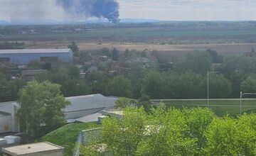 FOTO: Požiar v areáli spoločnosti v obci Bajč