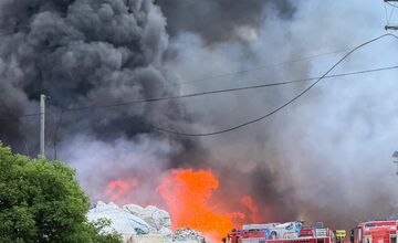 FOTO: Požiar v areáli spoločnosti v obci Bajč