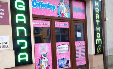 FOTO: Polícia zasiahla a odstránila z Nitry kontroverzný ružový automat HighPony