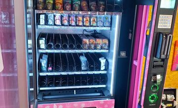 FOTO: Polícia zasiahla a odstránila z Nitry kontroverzný ružový automat HighPony