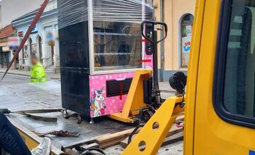 FOTO: Polícia zasiahla a odstránila z Nitry kontroverzný ružový automat HighPony