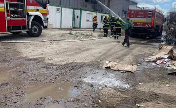 FOTO: Požiar v areáli spoločnosti v obci Bajč