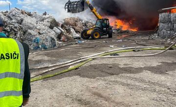 FOTO: Požiar v areáli spoločnosti v obci Bajč