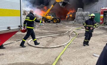 FOTO: Požiar v areáli spoločnosti v obci Bajč