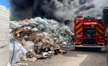 FOTO: Požiar v areáli spoločnosti v obci Bajč