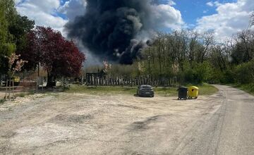 FOTO: Požiar v areáli spoločnosti v obci Bajč