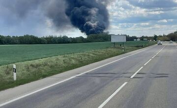FOTO: Požiar v areáli spoločnosti v obci Bajč