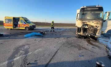 FOTO: Tragická zrážka motorkára s kamiónom za Novými Zámkami 