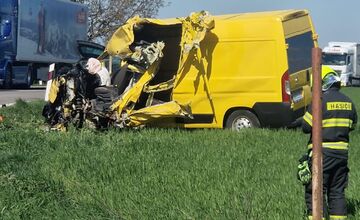 FOTO: Zrážka kamióna s dodávkou medzi Nitrou a Rišňovcami 