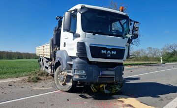 FOTO: Zrážka kamióna s dodávkou medzi Nitrou a Rišňovcami 