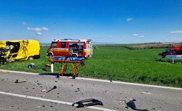FOTO: Zrážka kamióna s dodávkou medzi Nitrou a Rišňovcami 