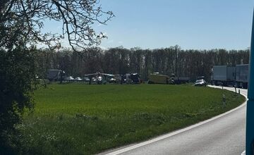 FOTO: Zrážka kamióna s dodávkou medzi Nitrou a Rišňovcami 