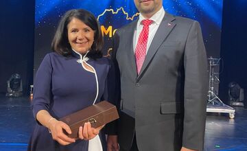 FOTO: Sestra si prevzala cenu za dlhoročnú prácu na podujatí MediFutura.