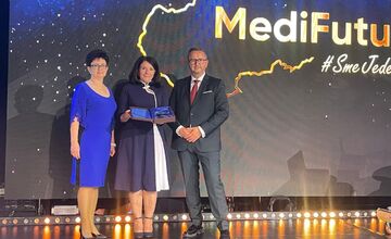 FOTO: Sestra si prevzala cenu za dlhoročnú prácu na podujatí MediFutura.