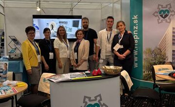 FOTO: Sestra si prevzala cenu za dlhoročnú prácu na podujatí MediFutura.