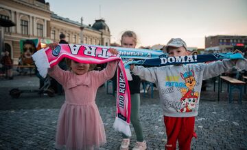 FOTO: Fandenie vo fanzóne na námestí 2026