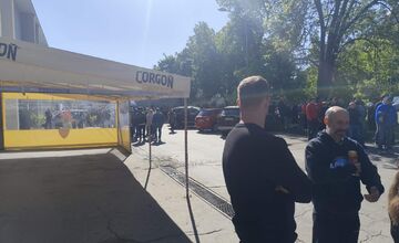 FOTO: Pred nitrianskym štadiónom stálo množstvo záujemcov o lístky