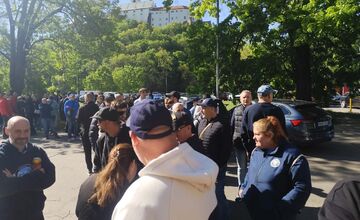 FOTO: Pred nitrianskym štadiónom stálo množstvo záujemcov o lístky