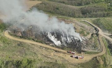 FOTO: Plamene na skládke odpadu. Hasiči bojovali s ohňom pri Zlatých Moravciach, príčinu skúmajú