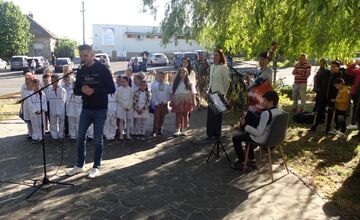 FOTO: Máje už stoja. Obce v Nitrianskom kraji ožili tradíciami, nechýbal spev ani plné námestia