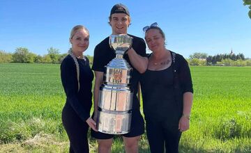 FOTO: Nitriansky hokejista priniesol trofej na hrob zosnulých fanúšikov