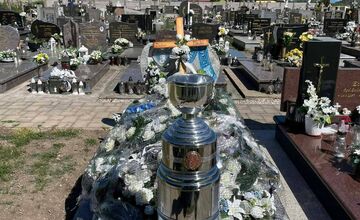 FOTO: Nitriansky hokejista priniesol trofej na hrob zosnulých fanúšikov