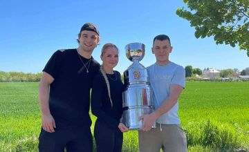 FOTO: Nitriansky hokejista priniesol trofej na hrob zosnulých fanúšikov
