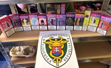 FOTO: Colníci odhalili v Náne nelegálny sklad plný e-cigariet 