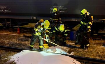 FOTO: Biela látka na koľajisku v Štúrove